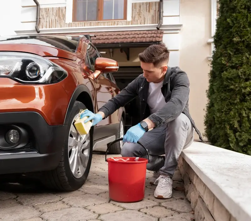 Lavage auto à domicile Andelaroche : professionnel intervenant sur un véhicule
